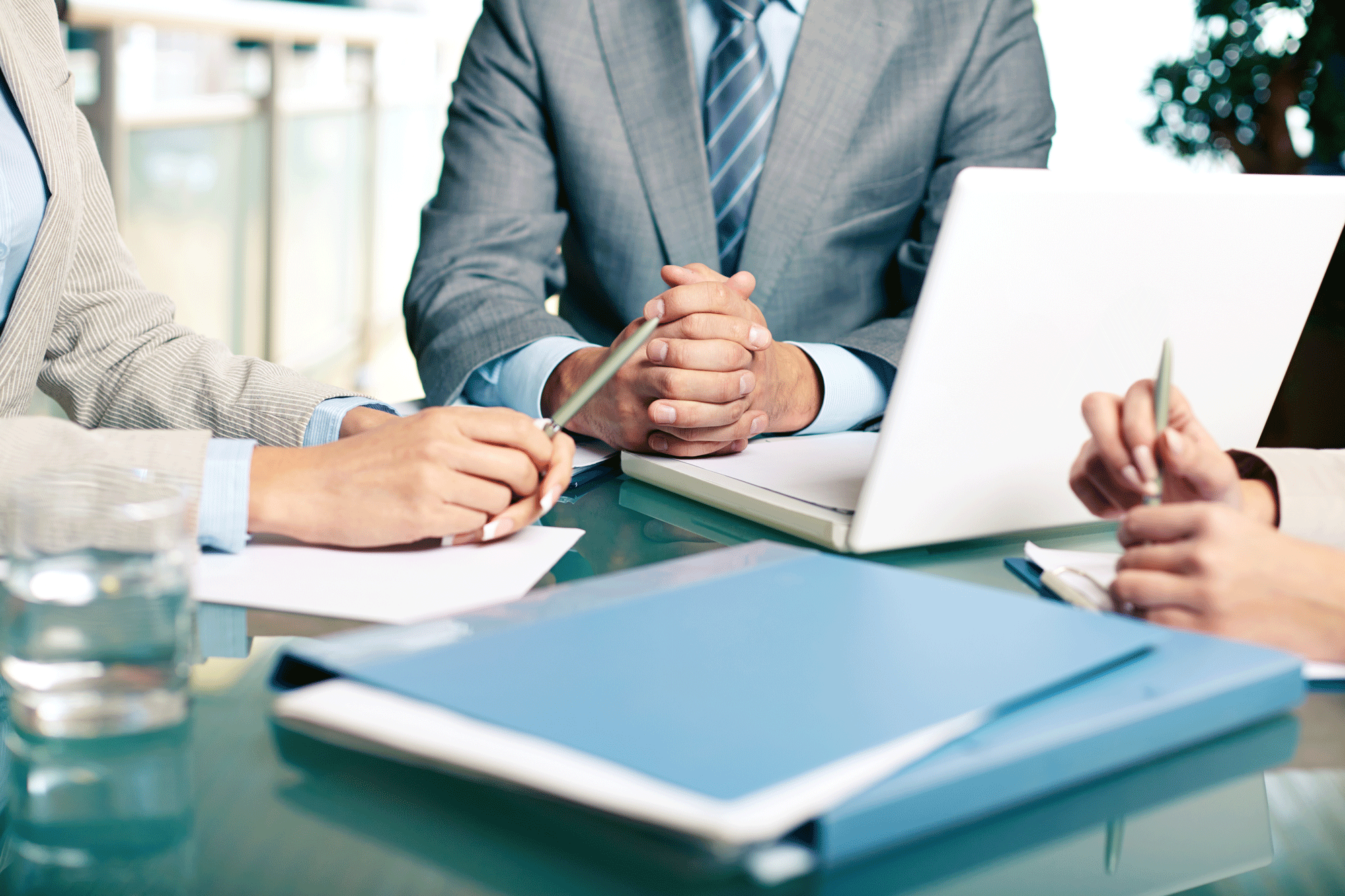 close-up-cadres-assis-table